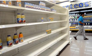 Las góndolas de los establecimientos comerciales se encuentran desprovistas de alimentos y productos de primera necesidad (fuente: El País).
