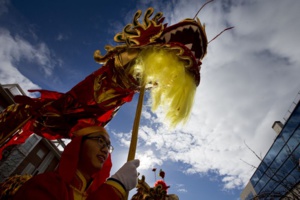 source: AP Photo/Paul White | People from the Chinese community celebrate the Lunar New Year, the year of the Rooster, in Madrid, Spain on 28.01.2017. source: AP Photo/Paul White | People from the Chinese community celebrate the Lunar New Year, the year of the Rooster, in Madrid, Spain on 28.01.2017.