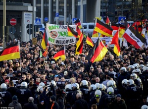fuente: dailymail.co.uk |  Marchas y protestas en Colonia, Alemania (finales de 2016) contra los ataques sexuales cometidos por grupos de inmigrantes con un perfil conflictivo.