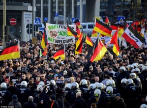 fuente: dailymail.co.uk | Marchas y protestas en Colonia, Alemania (finales de 2016) contra los ataques sexuales cometidos por grupos de inmigrantes con un perfil conflictivo. fuente: dailymail.co.uk | Marchas y protestas en Colonia, Alemania (finales de 2016) contra los ataques sexuales cometidos por grupos de inmigrantes con un perfil conflictivo.