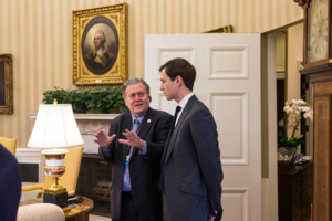 Stephen K. BANNON, estratega jefe del Presidente, y Jared KUSHNER, yerno de TRUMP, en la Oficina Oval en febrero 2017. Fuente: the New York Times.