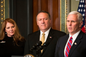 Mike POMPEO, centro, en el acto de toma de Oficina y juramento como Director de la CIA en enero 2017. Evento dirigido por el Vicepresidente Mike PENCE. Fuente: the New York Times.