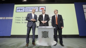 De izquierda a derecha, el Consejero de Asuntos Exteriores, Raül Romeva; el Vicepresidente del Govern, Oriol Junqueras y el Consejero de Presidencia, Jordi Turull, junto a una urna del referéndum. Fuente: Carles Ribas, Quality. De izquierda a derecha, el Consejero de Asuntos Exteriores, Raül Romeva; el Vicepresidente del Govern, Oriol Junqueras y el Consejero de Presidencia, Jordi Turull, junto a una urna del referéndum. Fuente: Carles Ribas, Quality.