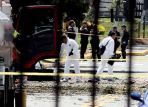 Personal del CTI trabaja en el lugar donde el coche bomba causó la explosión en Bogotá. Fuente: EFE