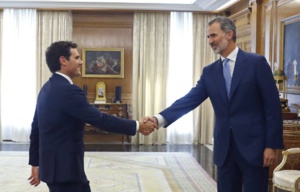 King Felipe VI greets Ciudadanos' leader Mr Albert Rivera. Source: Andrés Ballesteros (EFE)