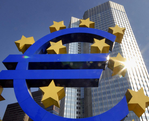 Banco Central Europeo (símbolo del euro con las 12 estrellas de la bandera de la UE, cerca de la 'Eurotower')