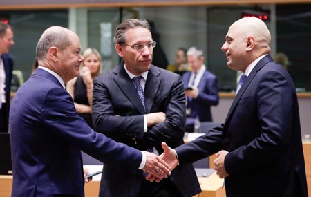 El Ministro de Exteriores de Reino Unido, Sajid Javid, saluda al Ministro de Finanzas alemán, Olaf Scholz, en su última reunión en Bruselas antes del Brexit. Fuente: EFE/Olivier Hoslet El Ministro de Exteriores de Reino Unido, Sajid Javid, saluda al Ministro de Finanzas alemán, Olaf Scholz, en su última reunión en Bruselas antes del Brexit. Fuente: EFE/Olivier Hoslet