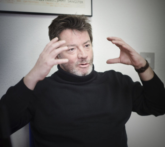 “Tienes que conformar un mundo verosímil, reconocible, decodificable por parte del espectador. Si todo el celuloide va bien y en el minuto 52 sale un actor que resulta una catástrofe, te hunde. Has de conjuntar la labor del casting con el rodaje. Yo siempre les digo a mis alumnos: si no dirijís actores, dedicaros a otra cosa” “Tienes que conformar un mundo verosímil, reconocible, decodificable por parte del espectador. Si todo el celuloide va bien y en el minuto 52 sale un actor que resulta una catástrofe, te hunde. Has de conjuntar la labor del casting con el rodaje. Yo siempre les digo a mis alumnos: si no dirijís actores, dedicaros a otra cosa”