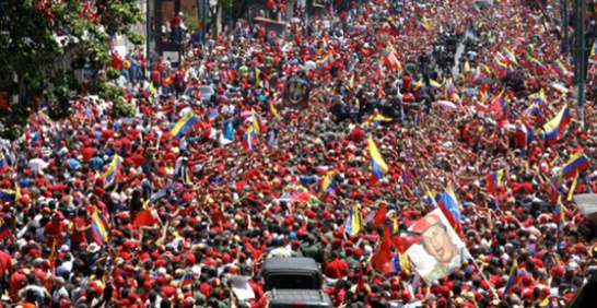 electorado venezolano en un evento masivo días antes de acudir a las urnas