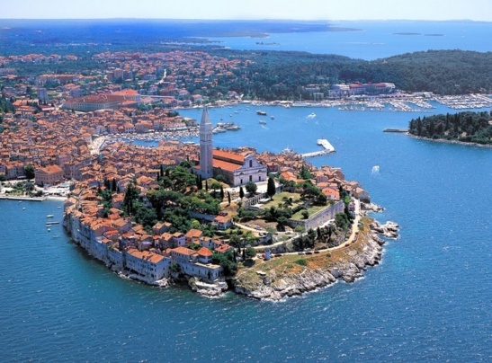 LA UNIÓN EUROPEA RECIBE A SU VIGÉSIMO OCTAVO ESTADO MIEMBRO: CROACIA LA UNIÓN EUROPEA RECIBE A SU VIGÉSIMO OCTAVO ESTADO MIEMBRO: CROACIA
