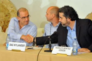 Representantes de los países acompañantes (Cuba y Noruega) junto a Humberto de la Calle, jefe negociador del Gobierno. EFE Representantes de los países acompañantes (Cuba y Noruega) junto a Humberto de la Calle, jefe negociador del Gobierno. EFE