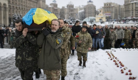 Servicemen carry the coffin of Sergiy Nikonenko, who was killed in the fighting in the Luhansk region in eastern Ukraine, at Independence Square in central Kiev.