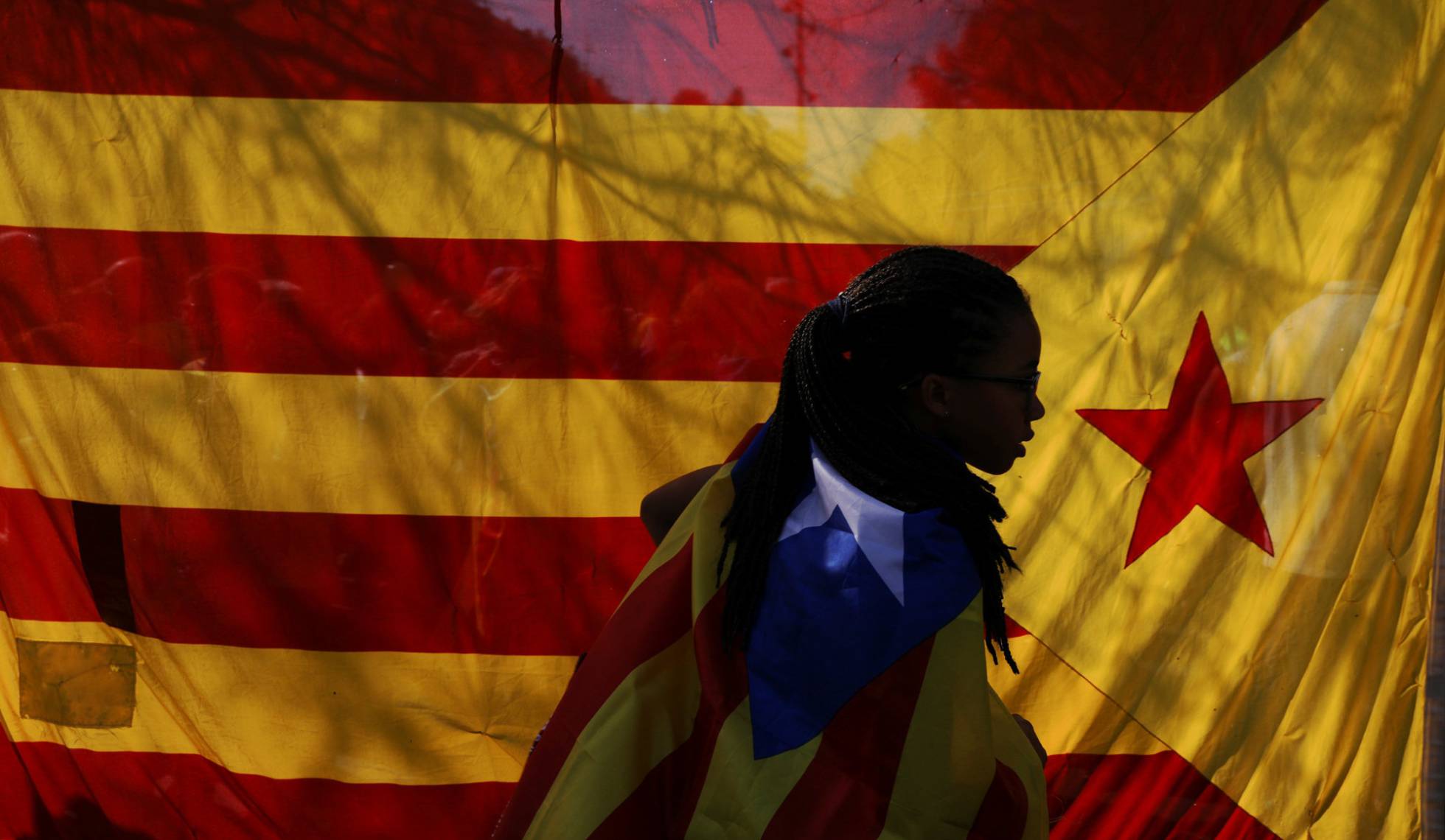 Una mujer envuelta en una estelada en Barcelona el 24.09.2017. Fuente: Susana Vera, Reuters.