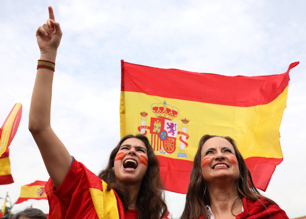 Manifestantes con banderas españolas durante una concentración en Madrid el 29.09.2017. Fuente: Sergio Pérez, Reuters.