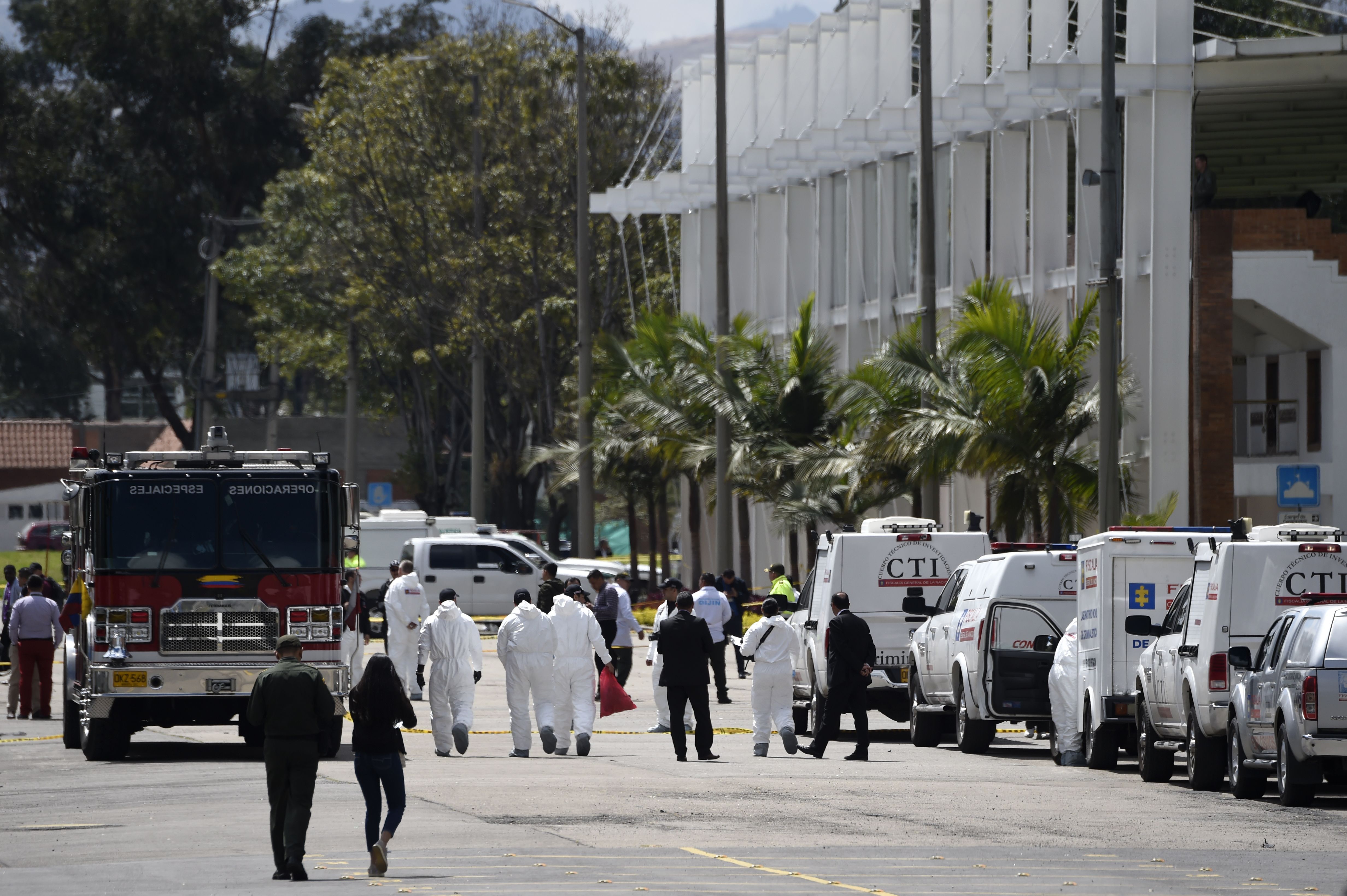 Miembros de las fuerzas de seguridad y personal de rescate trabajan en el lugar de la explosión en una escuela de entrenamiento de cadetes de la policía en Bogotá el 17.01.2019. Fuente: Juan Barreto/AFP/Getty Images