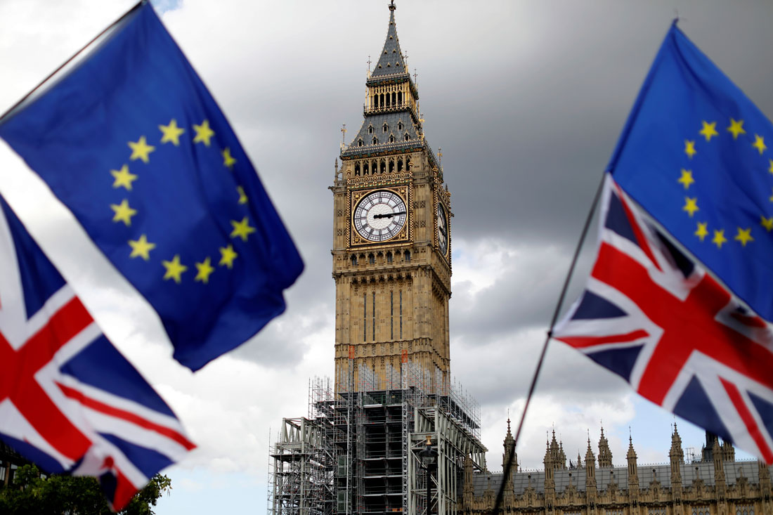 Banderas británicas y de la UE enmarcando el célebre Big Ben, actualmente en rehabilitación. Fuente: REUTERS/Tolga Akmen
