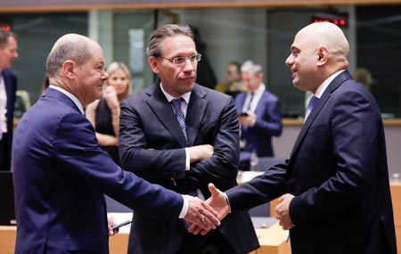 El Ministro de Exteriores de Reino Unido, Sajid Javid, saluda al Ministro de Finanzas alemán, Olaf Scholz, en su última reunión en Bruselas antes del Brexit. Fuente: EFE/Olivier Hoslet