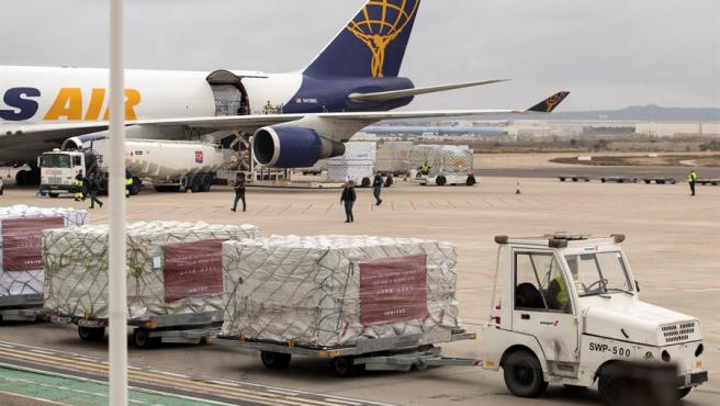 Un avión de INDITEX aterriza en Madrid Barajas el lunes 23.03.2020 con un cargamento de 1,5 M de mascarillas y 75.000 trajes de protección, donados a la Sanidad española para la lucha contra el coronavirus. Fuente: 20 minutos