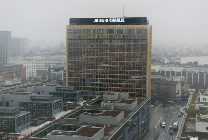 ‘Je suis CHARLIE’. Axel Springer HQs, Berlin. Photographie: Stephanie Pilick/AFP/Getty Images. ‘Je suis CHARLIE’. Axel Springer HQs, Berlin. Photographie: Stephanie Pilick/AFP/Getty Images.